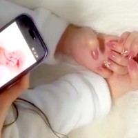 新しいネイルを撮ろうとする2人の女の子→騒がしいので様子を見に行くと…まさかの『撮影場所』に爆笑「初めて見たｗ」「便利で草」と252万再生