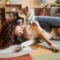 犬が嫌がる『スキンシップ』５選　愛犬が不快に感じる触り方や正しい接し方まで