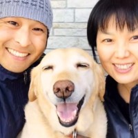 『絶対に幸せにする』外に繋がれっ放しで、散歩にも行っていない保護犬をお迎えした結果…『10年間の家族の記録』に涙「顔が違う」「泣いた」