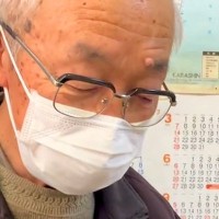 おじいちゃんと子犬を会わせてみた結果→膝の上に乗って…初対面とは思えない『尊すぎる光景』に反響「安心してる」「おじいちゃんも寝るのｗ」