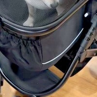 ペットカートを買おうと、犬に試乗してもらった結果→思った以上に嫌そうで…あからさまな『表情と態度』に爆笑「何か言いたそうｗｗ」「可愛い」