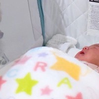 ベビーベッドにいる赤ちゃんが泣き出した結果→犬が颯爽と駆けつけて…一生懸命に泣き止ませようとする光景に反響「優しい姉」「愛が激しいｗ」