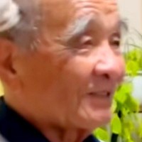 おじいちゃんと『男性嫌いな犬』を会わせてみた結果→『嫌がるかな』と思いきや…想定外すぎる『まさかの光景』に爆笑「美味しそうやんｗｗ」