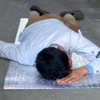 『苦しみながら倒れたら、子犬は助けてくれるのか？』検証→心配してくれたと思いきや…まさかの展開に爆笑「笑い止まらんｗ」「吉本新喜劇で草」