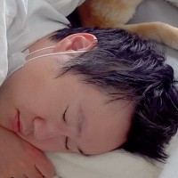 体調を崩してしまったパパ→異変に気付いた犬が、ベッドまで様子を見に来て…愛に溢れた『看病の様子』に反響「神対応」「優しく寄り添って…」