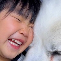 3歳の女の子が保育園に行くと、決まって寂しくなってしまう超大型犬→お迎えにいくと…相思相愛な『再会の瞬間』に絶賛「なんて幸せ」「感動的」