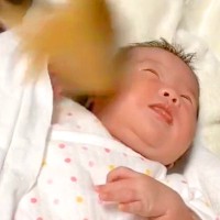 赤ちゃんが、生まれてからずっと『犬のしっぽを顔に当てられ続けた』結果→半年後…洗礼を受け入れた光景が52万再生「慣れてて草」「可愛い」