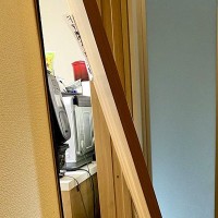 引き戸の開け方がわからない大型犬→無理やり開こうとして…衝撃的すぎる『まさかの対処法』に4万いいね「ゴリ押しｗｗ」「躍動感すごくて草」
