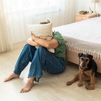 『飼い主のストレス』は犬に伝わるの？愛犬に与える悪影響や不安にさせないための配慮まで