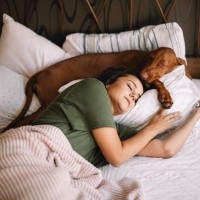 犬が『飼い主の近くで寝る』心理4選　眠る位置から分かる愛犬の本音や注意点まで解説
