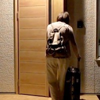 3週間、実家に帰省した結果→帰宅後にドアを開けた瞬間、犬が飛んできて…喜びあふれる『再会の光景』に反響「歓喜の踊り可愛い」「笑顔になる」