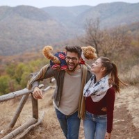 犬を『おんぶ』しても大丈夫？愛犬の体に負担をかけないためのポイントまで解説