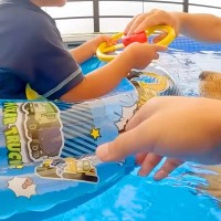 小さい男の子が『プールで浮き輪に乗った』結果→大型犬が『溺れている』と勘違いして…まさかの光景が22万再生「頼れる兄貴」「ウルウルした」