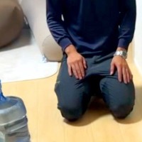犬が『夫に叱られてしまった』結果→反省しながら『大好き』が溢れてしまい…許さざるを得ない光景が108万再生「シャコタンで草」「可愛すぎ」