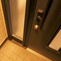 仕事で10日間、家を留守にした男性→帰宅後、ドアを開けたら『犬』が玄関で待っていて…愛にあふれた『再会』が12万再生「泣ける」「絆感じた」