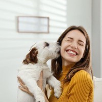犬が『飼い主の帰宅を喜ぶ』理由4つ　大興奮でお迎えするのはなぜ？注意点まで解説