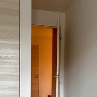 早朝5時、ドアの向こうから視線を感じて起き上がると…絶対に無視できない『無言の圧』に1万いいね集まる「ひょっこり可愛い」「ご飯よこせｗ」