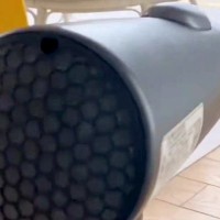 ドライヤーが嫌いな犬→シャンプー後、当てようとしたら…一生乾きそうもない『まさかの光景』に2万いいね「遠すぎｗｗ」「乾いたのか？ｗ」
