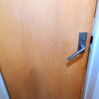 トイレをしていたら、なぜかドアが開いて…まさかの『大型犬が入り込んでくる光景』が人間すぎると反響「着ぐるみ？ｗ」「ちゃんと閉めるの偉い」