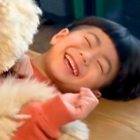 『無理があるｗｗ』5歳の男の子に"抱っこして！"と迫る大型犬→自分のサイズ感を全くわかっていない光景が169万再生「幸せ空間」「羨ましい」