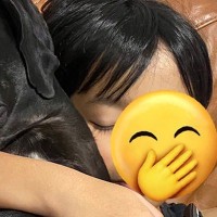 寝ている男の子に抱きしめられた大型犬→しばらくして見に行ったら…予想外だった『寝顔』に1万いいね「絞め落とされてて草」「クセが強いｗｗ」