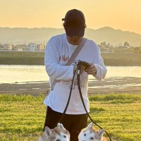 夫とハスキー2匹を撮影→あまりにも素敵な写真だったので…妻が選択した『無慈悲な展開』に10万いいねの大反響「吹いたｗｗ」「大爆笑ｗｗ」