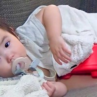 熱を出してしまった赤ちゃん→2頭の大型犬が、心配をして…大好きなのが伝わる『尊い光景』に反響「カッコいい護衛」「なんでこんな優しいの」