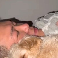 出張から帰ったお父さん→嬉しくなった犬が、夜にお布団で…幸せが溢れ出てしまった『尊すぎる表情』に絶賛「愛おしすぎる」「羨ましいです…」