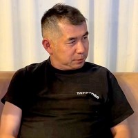 なぜかお父さんを見つめる2頭の大型犬→交互に眺めていたら…『大きなぬいぐるみ』にしか見えない光景が16万再生「可愛すぎ」「たまらん」