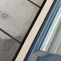 雨の中、外で寝ていたハスキー犬→ふとバルコニーを覗いてみると…尊すぎる『爆睡の証拠』に16万いいね「見事な犬拓ｗｗ」「キレイな型取り」