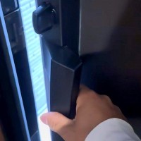 『雨が降る前に犬の散歩に行こう』とドアを開け、後ろを振り返ると…予想外だった『まさかの拒否』に爆笑「想像より上だったｗ」「姿勢可愛すぎ」