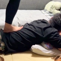 妻に踏まれ『痛い！』と悲鳴を上げる夫→5匹の犬が寄ってきて『心配してくれる』と思いきや…切ない光景に反響「わちゃわちゃ感がたまらんｗｗ」