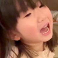 3歳の女の子が犬に手を噛まれ号泣→『反省してる？』と聞いたら…状況を察して見せた『態度』に称賛「本当に偉い」「しっかり仲直りしてお利口」