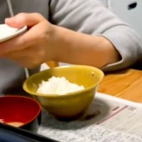 家族で集まって晩ごはん→犬が『眠いけど参加したい』とやってきて…寝落ち寸前な『尊い表情』が14万再生「一緒がいいよね」「しょぼしょぼ」