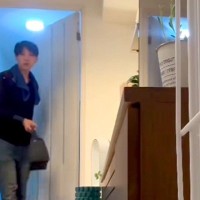 父に内緒で『子犬』をお迎え→帰宅した瞬間…隠しカメラが捉えた『100点満点のリアクション』に反響「お父さんもワンちゃんも可愛い」「素敵」