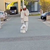 4日ぶりに犬と会うので『帽子とマスクで顔を隠してみた』結果→『気付くかな』と目の前を通ったら…素敵な光景が15万再生「愛に溢れてる」