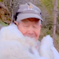 ご近所の『一人暮らしのおじいちゃん』と遭遇した超大型犬→大好きが溢れて…あまりにも尊い『ふたりのやり取り』に反響「優しい」「セラピスト」