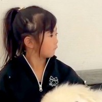 『大好きだよ、こわくないよ』警戒心が強く、触ることも許さない保護犬→娘が懸命に寄り添い…嘘のような『現在』に反響「優しい子」「感動」