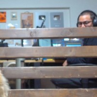 大型犬が甘噛みしてくるので『パパが見てるよ』と教えた結果→思った以上の『態度の豹変』が22万再生「人間の子どもみたい」「もはやコントｗ」