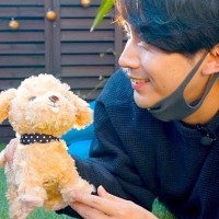『動いて喋るワンコのおもちゃ』を犬に与えた結果→スイッチを入れた瞬間に…ナイスなリアクションが14万再生「綺麗な二度見ｗ」「笑った」