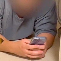 数分間スマホに夢中になっていたら、そばにいた犬が『やめて！』と訴えて…可愛すぎる『スマホ警察』が14万再生「圧力すごくて草」「完敗ｗｗ」