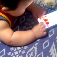『やけに赤ちゃんと犬が静かだな』と思い、様子を見に行った結果→ふたりで『スマホゲーム』を…尊すぎる光景に絶賛「優しい世界」「可愛すぎ」