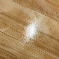 おしっこを失敗してしまった大型犬→床を掃除していたら、ひっそりと…思わずニヤける『申し訳ない表情』に反響「見方がｗ」「なんとも言えない顔」