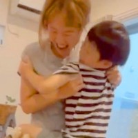お母さんのことが大好きな犬→息子を構おうとすると…まるで子どものような『わかりやすい嫉妬の仕方』に反響「かわいすぎる」「立派な家族」