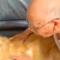 入院していたおじいちゃん→退院後、大型犬と再会した結果…嬉しさ全開すぎる『おかえりなさいのご挨拶』に絶賛「なんて可愛いの」「まるで孫ｗ」
