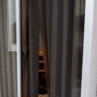 買い物に行くため家を出た結果→ふと窓際を見ると、犬が『カーテンの隙間』から…外出をためらう『まさかの光景』に反響「涙出たｗ」「可愛い」