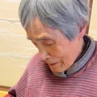 歳の差89歳『おばあちゃんと赤ちゃん犬』の初対面→とんでもなく尊い『ふたりのやり取り』に反響　いつまでも見ていたい光景に思わずほっこり