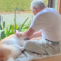 おじいちゃんが『17歳の老犬』を溺愛した結果→どんな時でもそばにいて…あまりにも尊い『日常の一コマ』に反響「ほのぼの素敵」「優しい世界」
