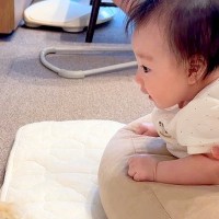 赤ちゃんが『うつ伏せのトレーニング』をした結果→近くで犬が見守って…『本当の兄のような光景』が18万再生「優しい」「すべてが微笑ましい」