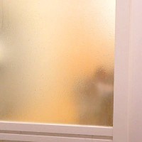 お風呂に入っていたら、ドアの向こうに『犬の影』が見えて…あまりにも愛おしい『ワンコの行動』に絶賛「なんて羨ましい」「ママが大好きなんだ」